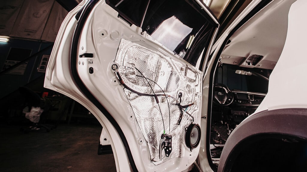акустическая подготовка двери автомобиля, шумоизоляция для улучшения звучания авто акустики